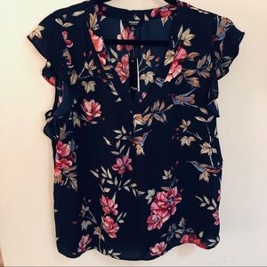 🌺 *NWT* Ruffle Sleeve Flower Blouse